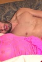 Pembe Gecelikli Sarışın Annem